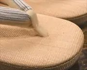 ティナラック夏草履に縞柄結城花緒　前壷