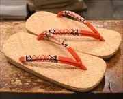 籐網代草履と焼き砥の粉芳町のお揃い花緒　前壷