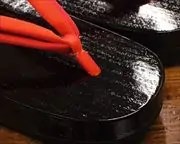 黒捌き舟形に二石花緒　前壷