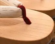 舟形に遠州綿紬花緒　前壷
