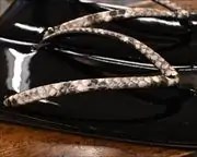 エナメル真角草履に黒裏ニシキヘビ革花緒　花緒