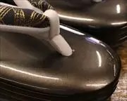 3分3枚本革草履に名物裂福林花緒　前壷