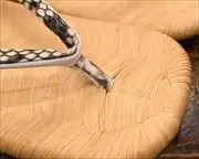 南部表雪駄にニシキヘビ革花緒　前壷