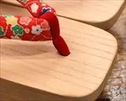 子千両にちりめん花緒　前壷