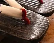 焼き芳町にふくろう柄花緒　前壷