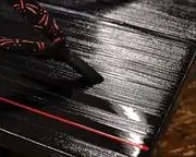 クシ目真角に蜻蛉柄印伝花緒　前壷