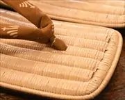 生成籐表雪駄に菖蒲柄ふすべ印伝丸花緒　前壷
