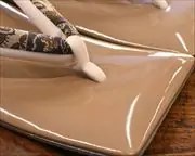 エナメル真角に更紗福林花緒　前壷