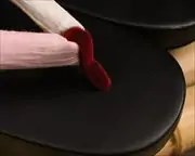 花柄入り右近に麻布水引花緒　前壷