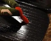 捌き大下方に花柄花緒　前壷