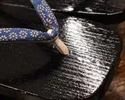 黒捌き大下方に菊柄印伝花緒　前壷