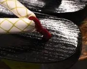 黒捌き舟形に網目柄花緒　前壷