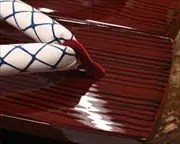 糸春相三味に網目柄花緒　前壷