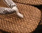 茶パナマ草履に蛇柄合皮花緒　前壷