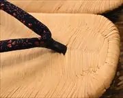 南部表雪駄に三つ葉柄印伝花緒　前壷