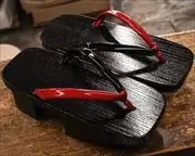 のめり下駄に無地多色花緒のお揃い　前壷