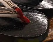 捌き舟形に松煙染福林花緒　前壷