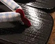 捌き芳町に格子柄花緒　前壷
