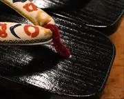 捌き芳町にかまわぬ柄花緒　前壷