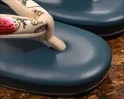 艶消し草履にイチゴ柄文庫革福林花緒　前壷