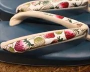 艶消し草履にイチゴ柄文庫革福林花緒　花緒