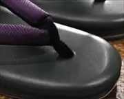 艶消し草履に紗綾形柄花緒　前壷