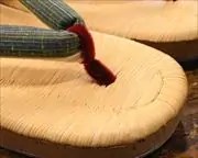 南部表むき出しコルク草履に遠州綿紬花緒　前壷
