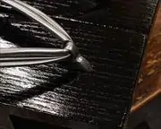 捌き真角にエナメル花緒　前壷