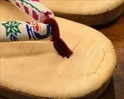 南部表・むき出しコルク草履に紅型花緒　前壷