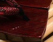 糸春三味舟形に赤ニシキヘビ革花緒　前壷