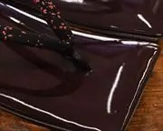 エナメル真角草履に花吹雪柄印伝花緒　前壷