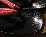 捌き相右近に蛇腹花緒　前壷
