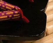 捌き芳町に刺繍花緒　前壷
