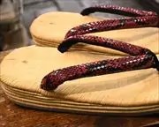 ２の５枚芯南部表草履に赤ニシキヘビ革花緒　花緒