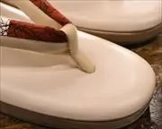 艶消し草履にろうけつ染め福林花緒　前壷