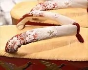 赤松鶴金蒔絵付きぽっくりに花柄刺繍花緒　花緒