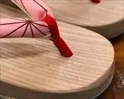 子右近に麻の葉柄花緒　前壷