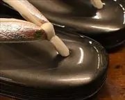 ３分３枚本革草履に花柄福林花緒　前壷