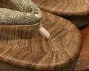 烏表付き舟形に蜻蛉柄印伝花緒　前壷