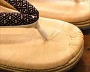 南部表草履に瓢箪柄印伝花緒　前壷