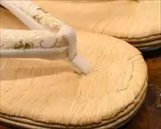 南部表草履に名物裂福林花緒　前壷