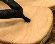 南部表草履に黒桟革花緒　前壷