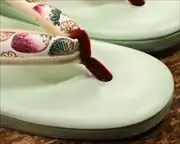 艶消し草履にいちご柄文庫革福林花緒　前壷