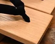 真角に黒無地花緒　前壷