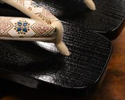黒捌き芳町に花菱柄文庫革福林花緒　前壷
