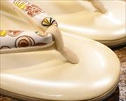 １の３枚芯本革草履に飴柄文庫革福林花緒　前壷