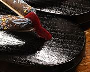 捌き相右近にリボン花緒　前壷