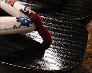 捌き相千両に紅型福林花緒　前壷