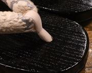 黒捌き相右近にリボン花緒　前壷