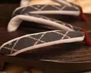 焼き相右近に松煙染め福林花緒　花緒
